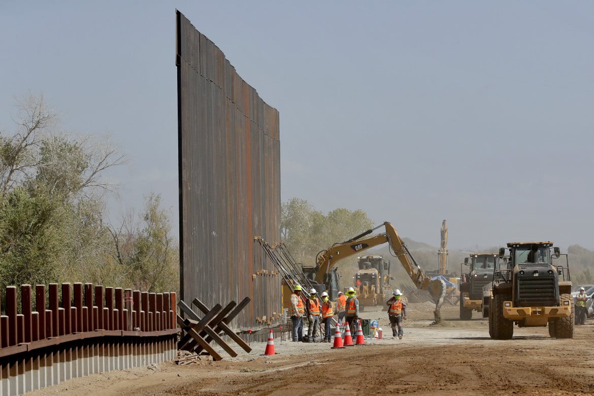 Arizona, lavori di costruzione del muro di confine foto di Matt York/Ap