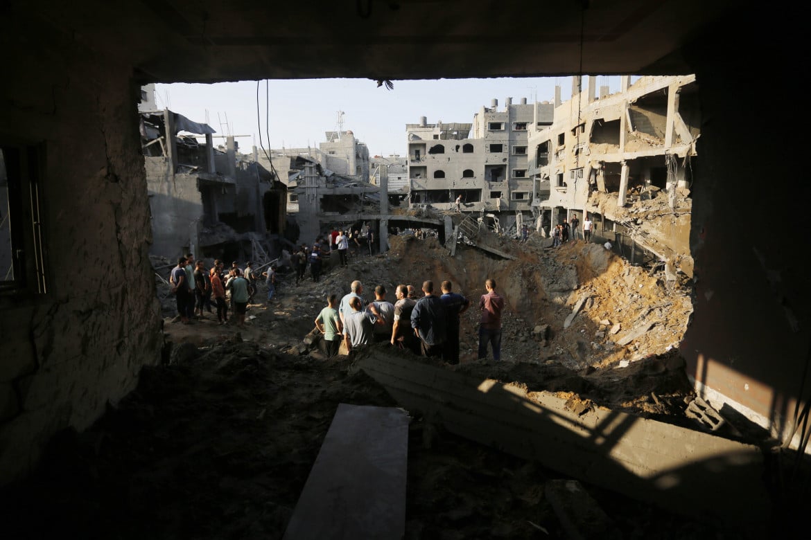 Ricerche di superstiti dopo l’attacco israeliano al campo profughi di Maghazi a Gaza foto Getty Images
