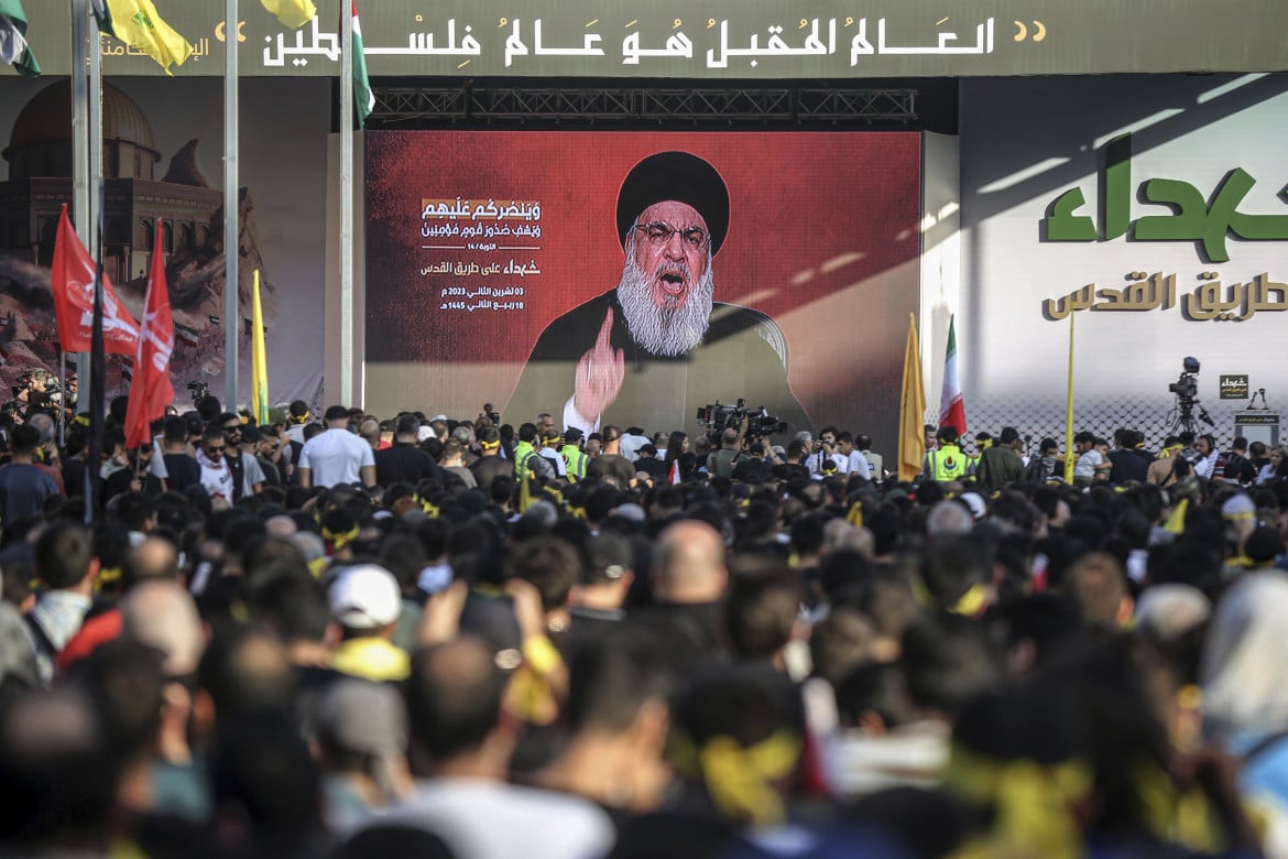 Il discorso di Hassan Nasrallah trasmesso su maxischermo a Beirut foto Ap