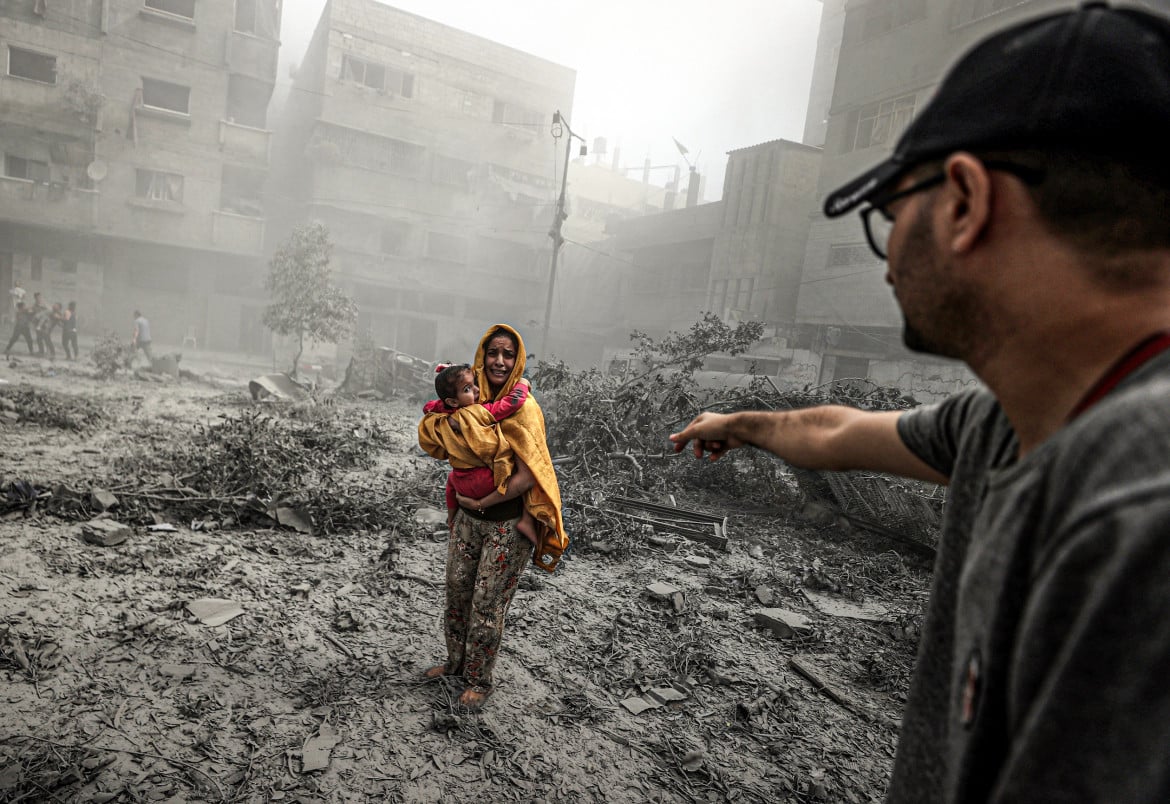 Madre e figlia cercano aiuto dopo i bombarmenti israeliani su Gaza foto Getty Images