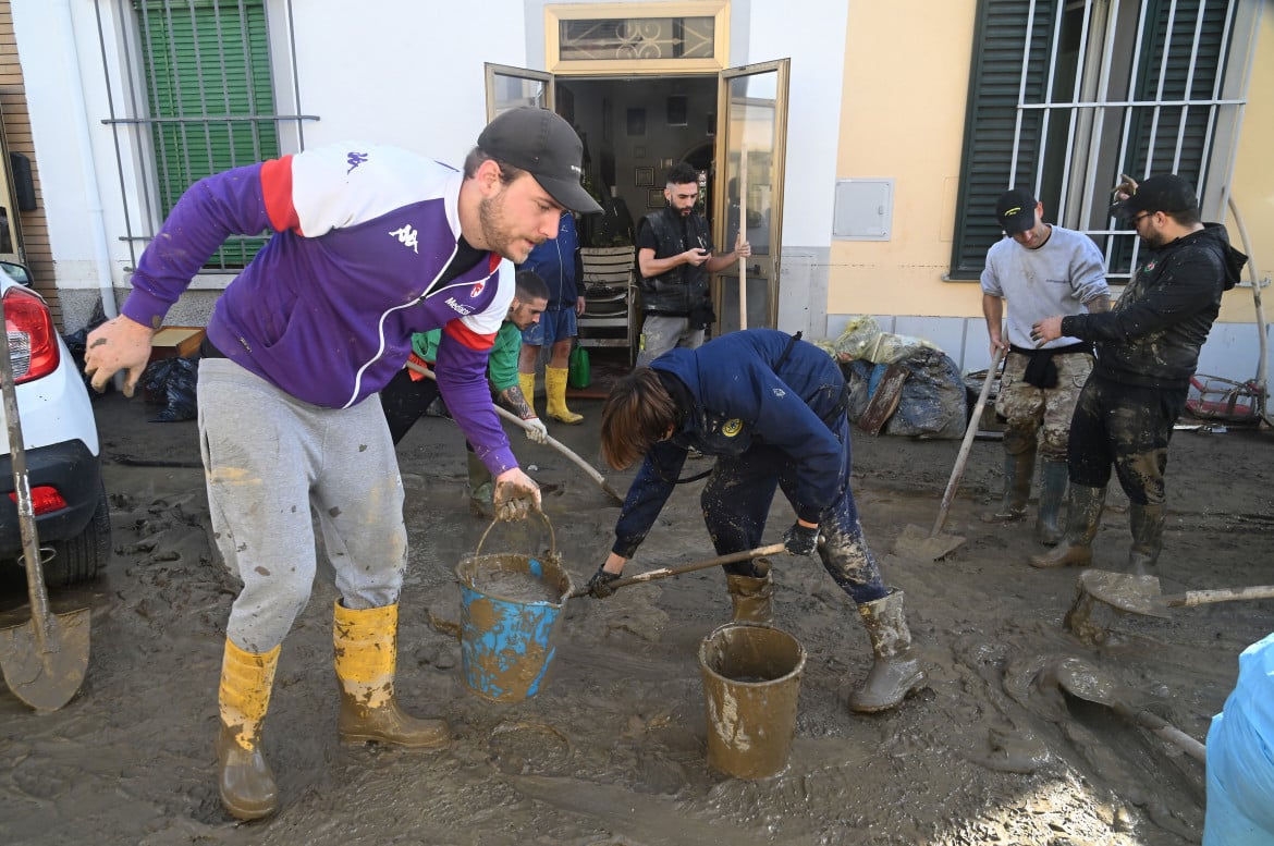 La Piana toscana prova a rialzarsi, migliaia di volontari a spalare il fango