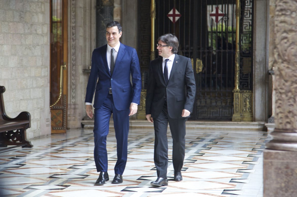 Spagna, Puigdemont indagato mentre tratta con Sánchez