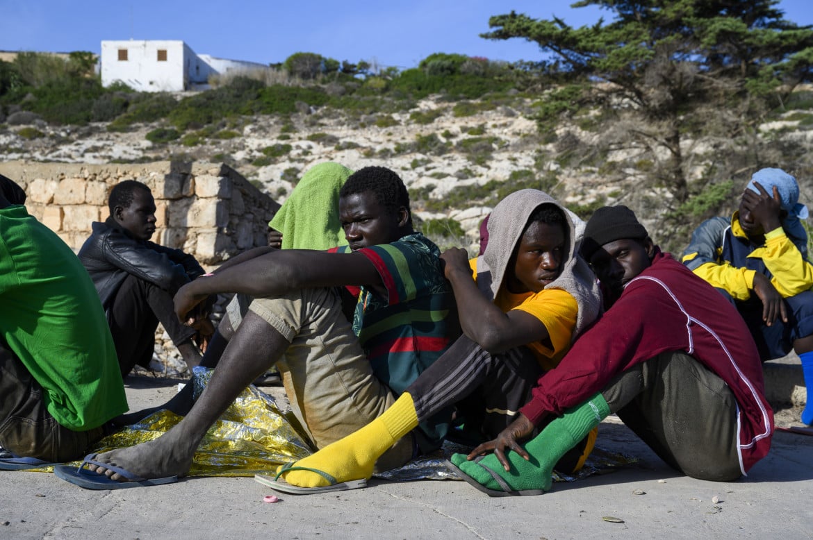 Migranti in attesa a Lampedusa foto LaPresse
