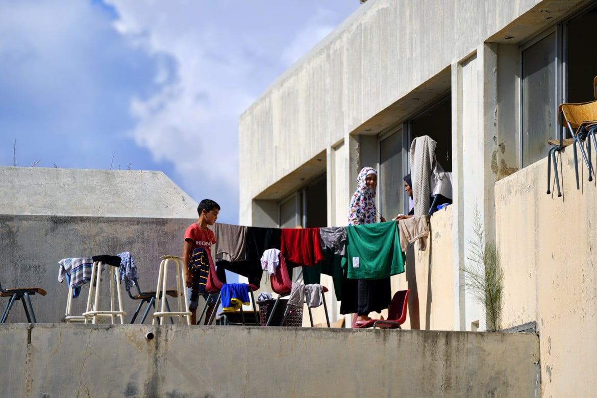 La vita sospesa degli sfollati libanesi lungo il confine