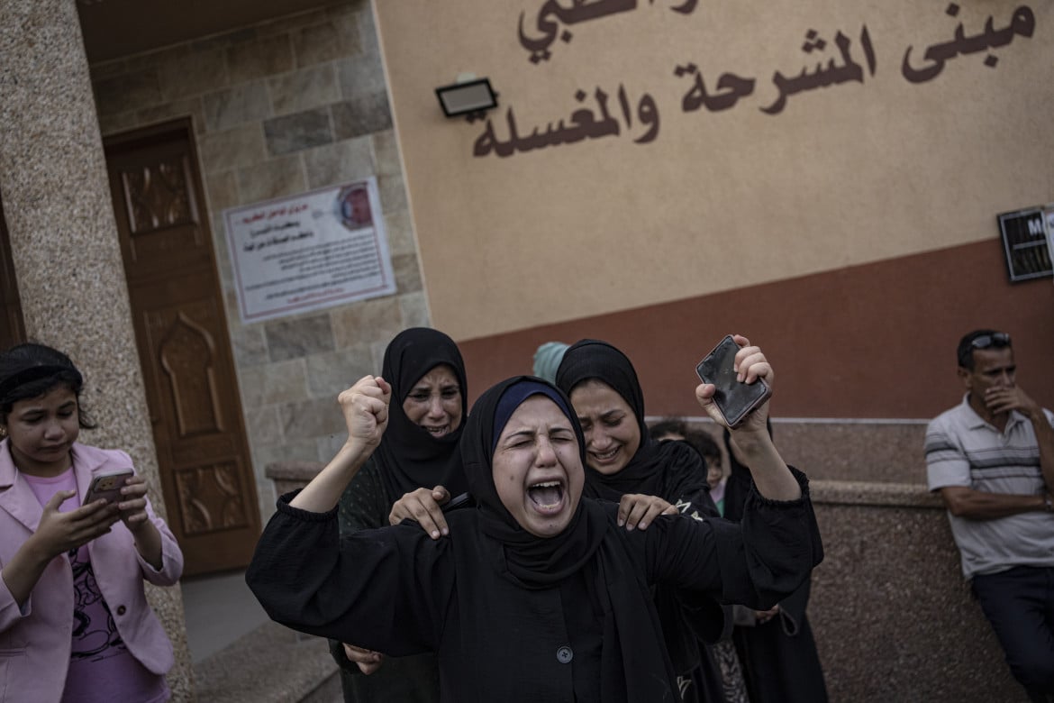 Un gruppo di donne piange i familiari uccisi a Khan Yunis foto Ap/Fatima Shbair