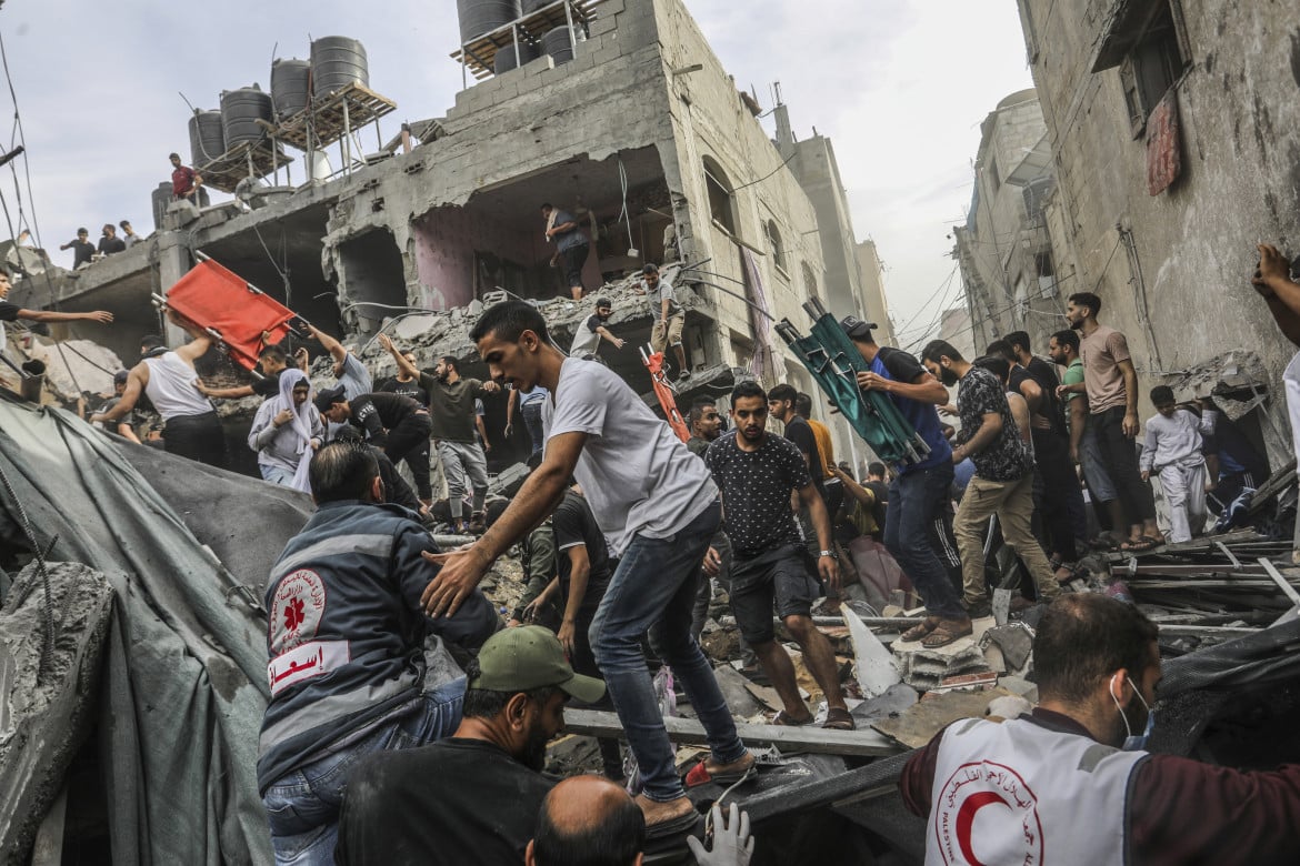In cerca di sopravvissuti dopo un raid israeliano su Gaza foto Ap
