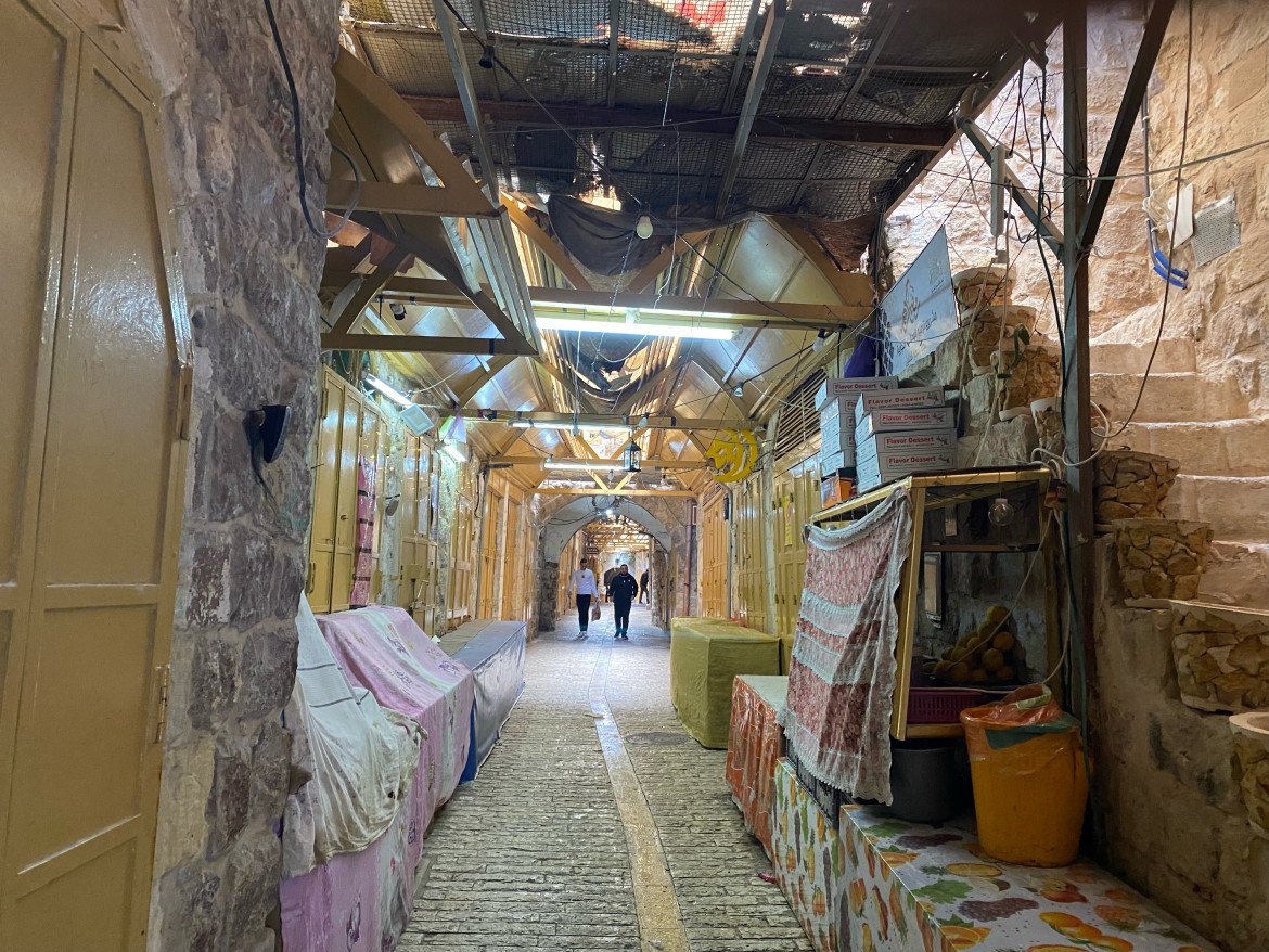 Negozi chiusi nel mercato della città vecchia di Hebron foto di Michele Giorgio