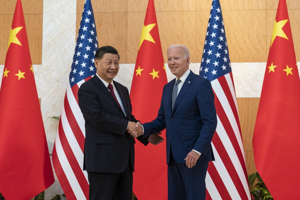 L’incontro tra Joe Biden e Xi Jinping a margine del G20 nel 2022 foto Ap