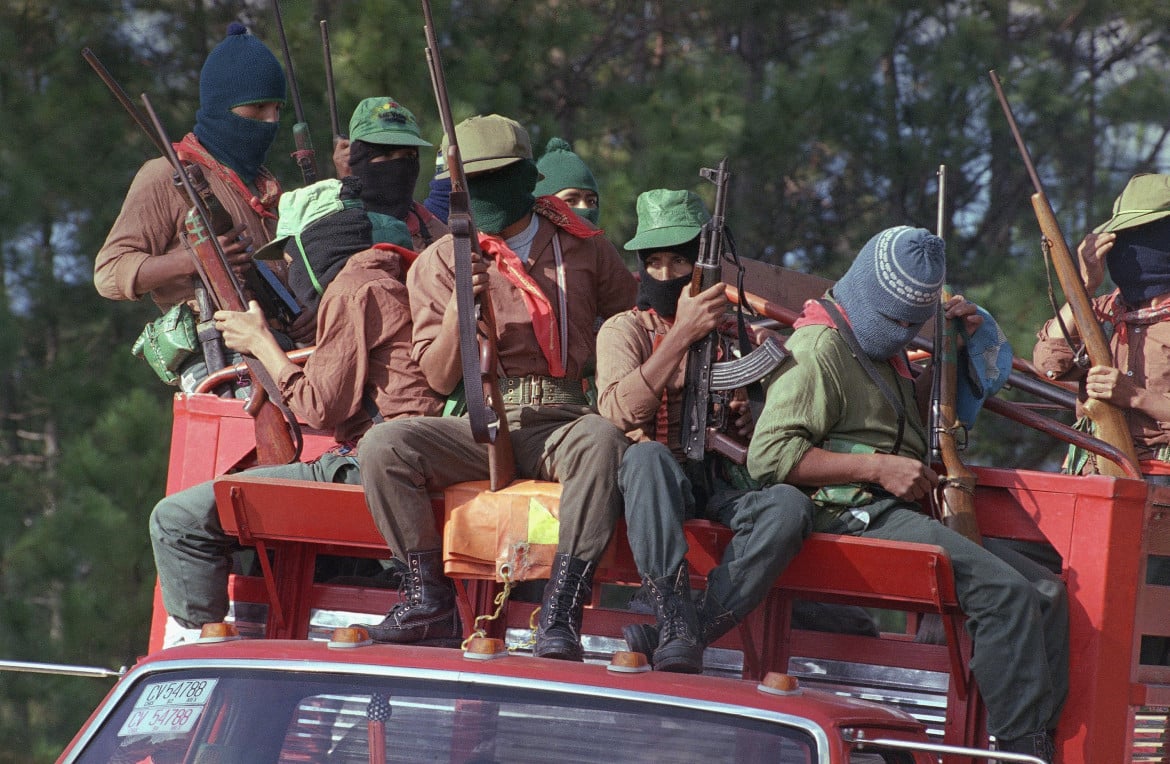 Dicembre 1994, membri dell’Esercito Zapatista di Liberazione Nazionale nella Selva Lacandona foto Douglas Engle/Ap