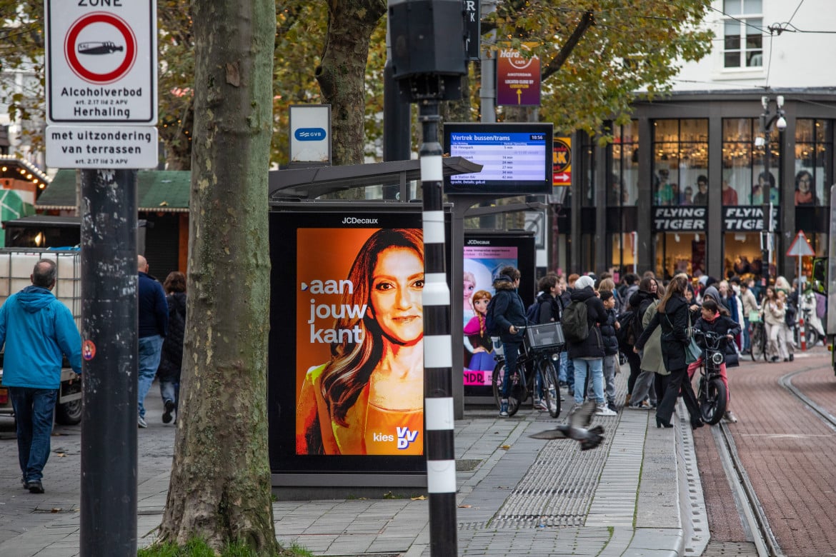 Manifesto elettorale ad Amsterdam della leaeder del Vvd Dilan Yesilgöz foto Getty Images
