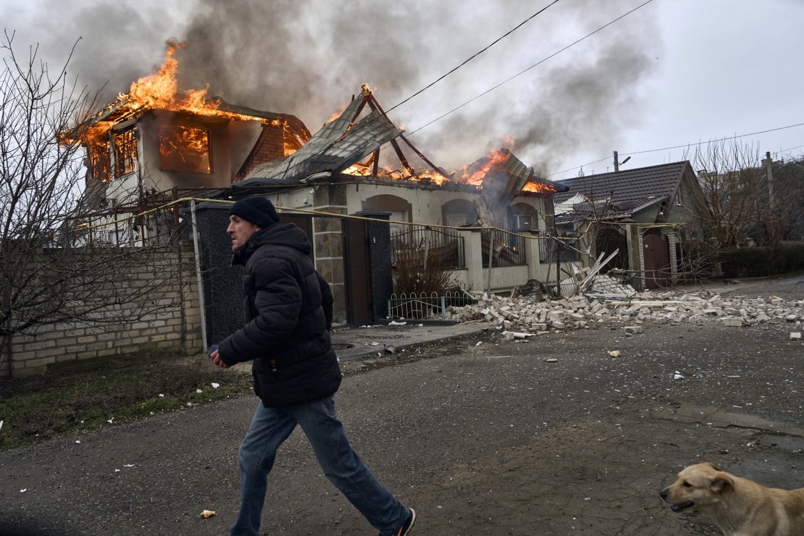 Un edificio in fiamme dopo un raid russo a Kherson foto Ap