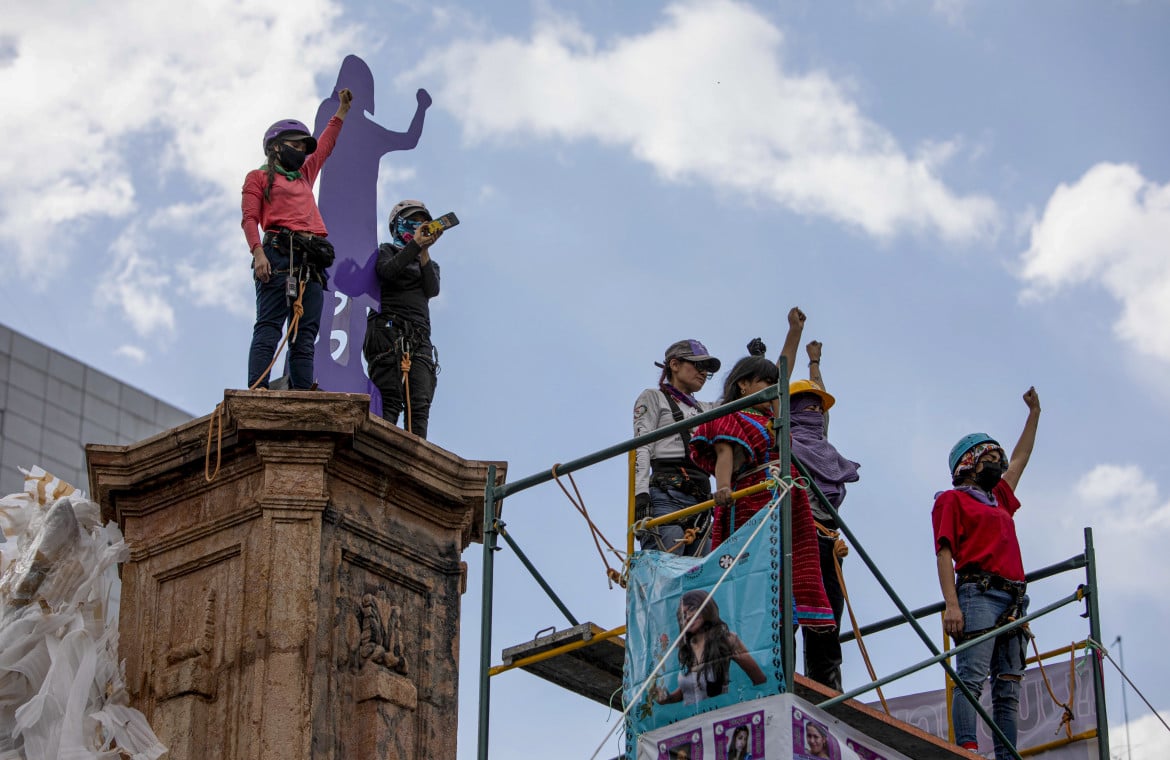 Manifestanti alla "Glorieta de las mujeres que luchan" a Città del Messico (AP Photo/Christian Palma)