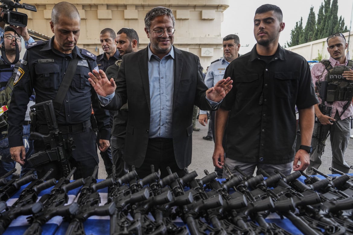 Il ministro della sicurezza nazionale Ben Gvir distribuisce armi ad Ashkelon , foto Ap