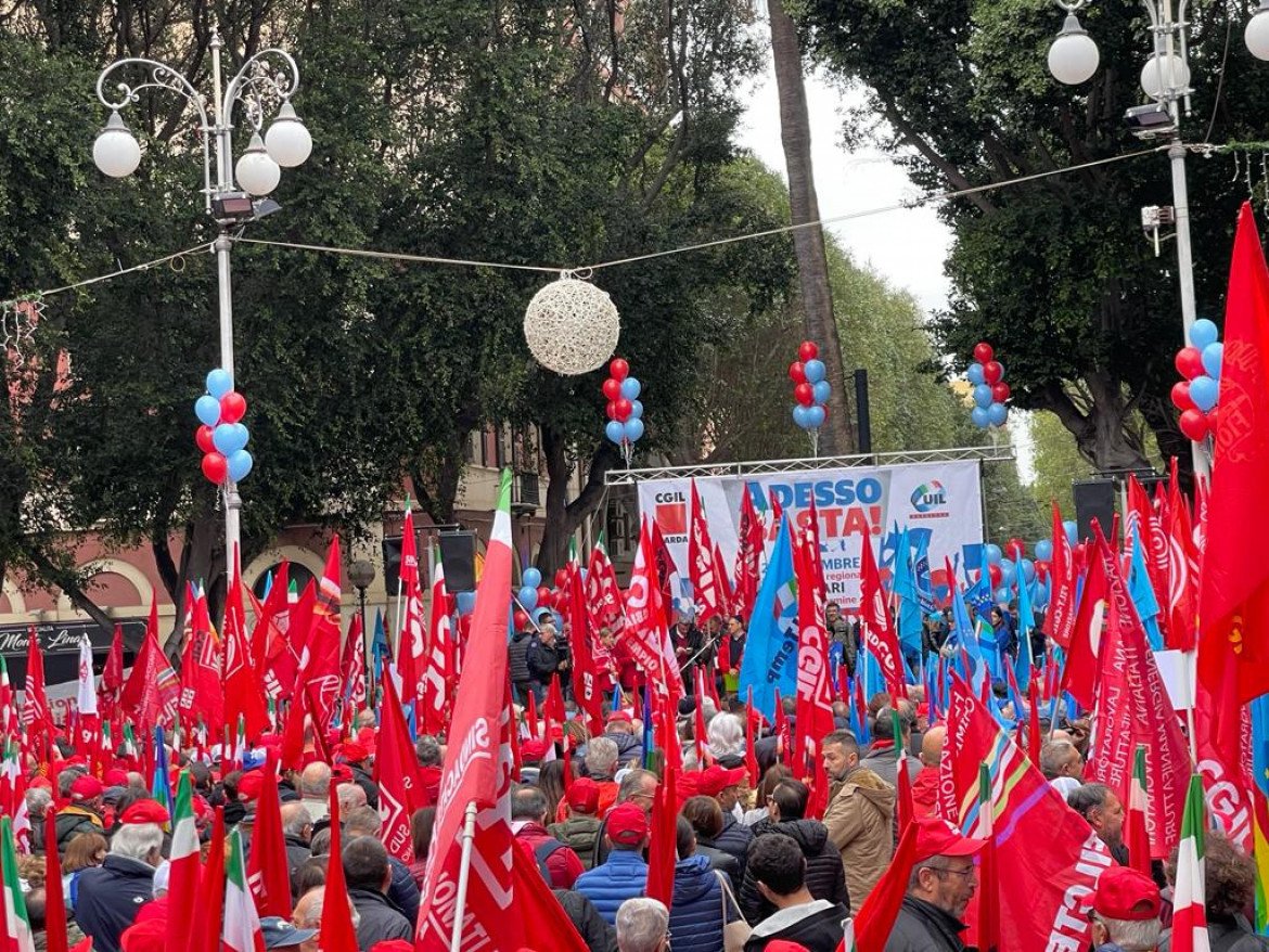 Cagliari, la Cgil e la Uil in piazza per lo sciopero generale foto Ansa
