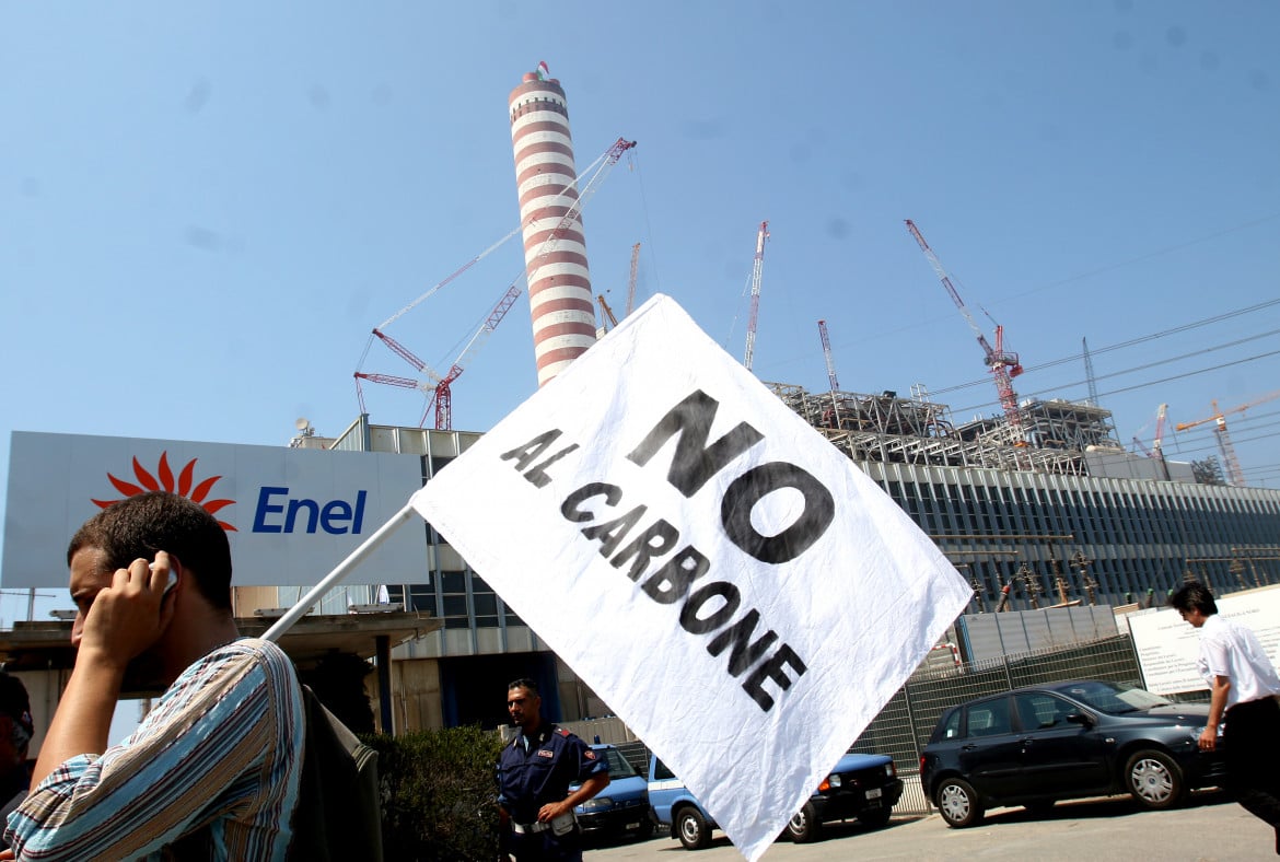 Manifestazione di protesta a Civitavecchia contro la centrale Enel a carbone foto LaPresse