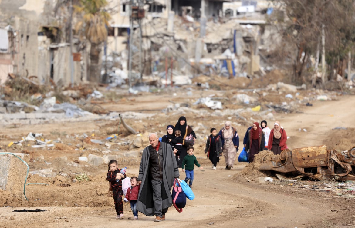 Palestinesi in fuga dal nord alla periferia di Gaza City foto Getty