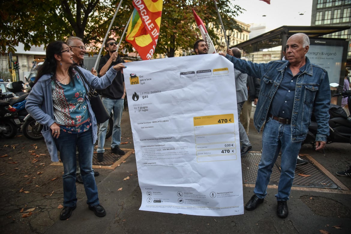 Una manifestazione contro il caro-bollette a Milano foto Ansa