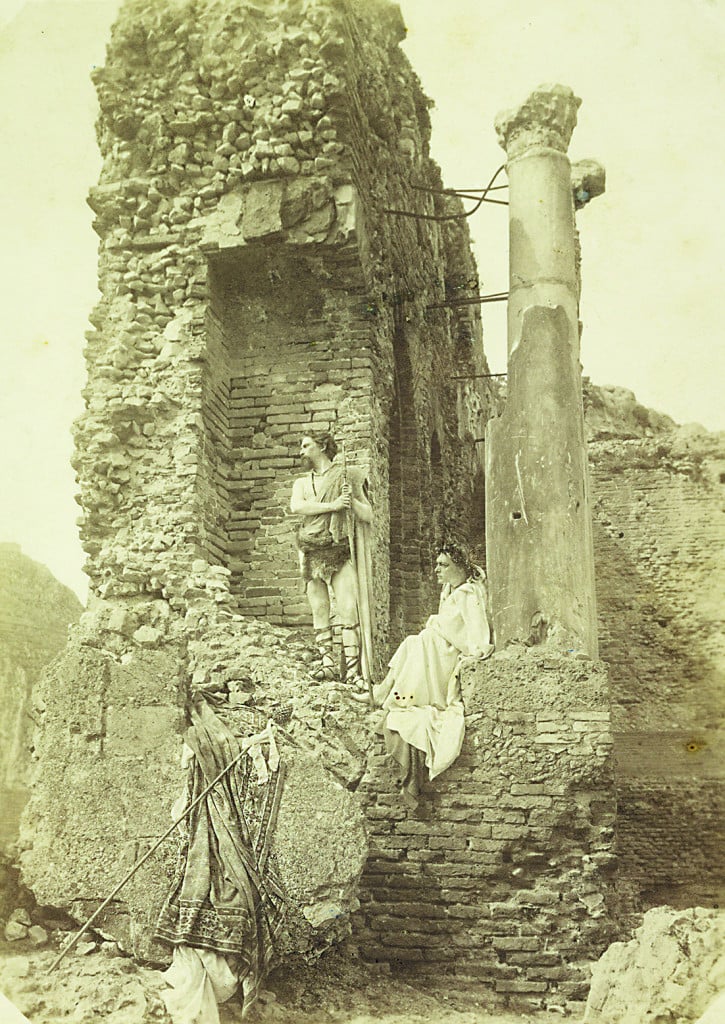 Baron Wilhelm von Gloeden, «Two men in costume near ruins» (1903) Getty Research Institute Open Access