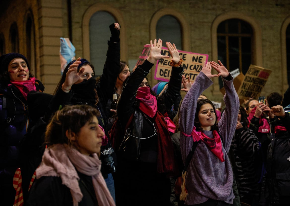 Azione davanti la sede di Provita durante il corteo 'Non una di meno' manifestazione contro la violenza sulle donne, Roma, 25 Novembre 2023. ANSA/GIUSEPPE LAMI