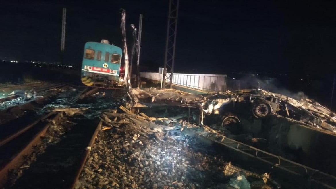 Un fermoimmagine dello scontro tra il treno e il camion foto Ansa