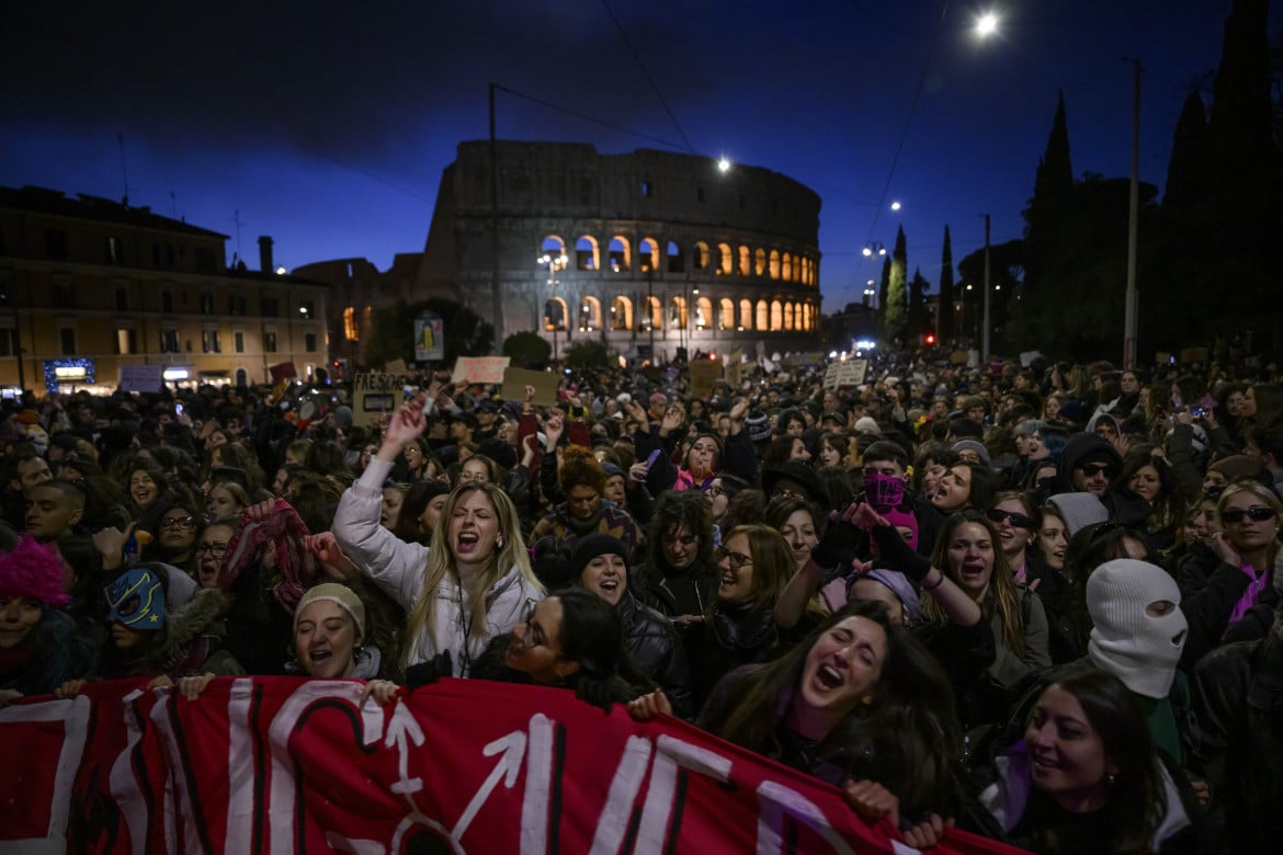 (Il corteo NUDM davanti al Colosseo, foto Getty Images