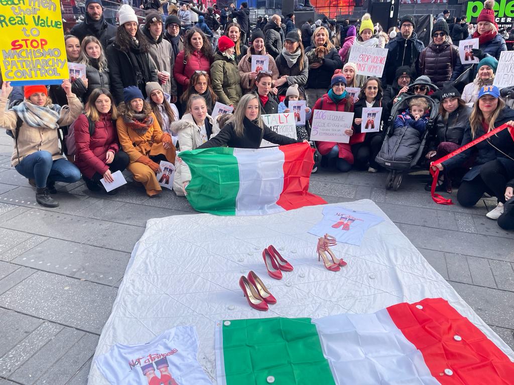 L’Italia scende in piazza anche a Times Square: scarpe rosse sul tricolore