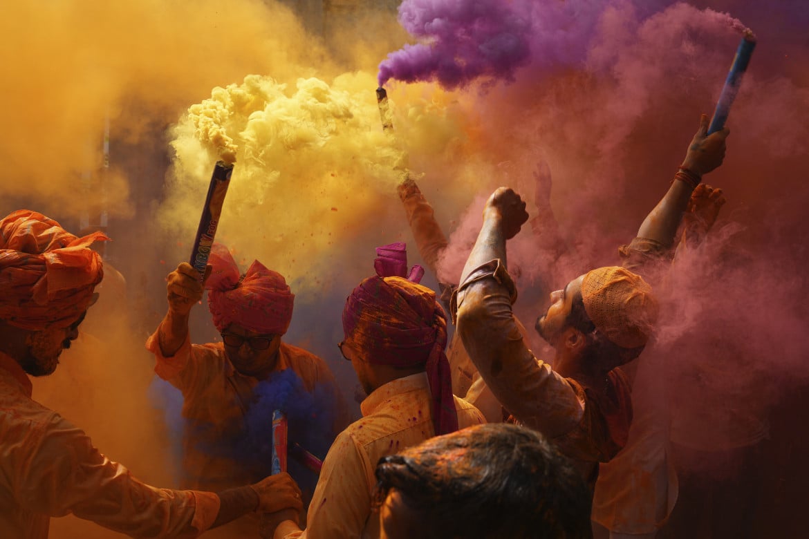 02-le-celebrazioni-per-holi-il-festival-indu-dei-colori-a-hyderabad-india-il-6-marzo-2023-mahesh-kumar-a-ap