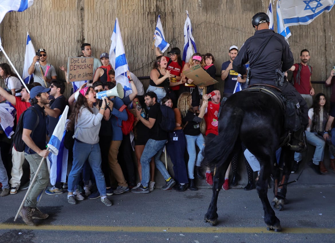 03-la-polizia-a-cavallo-cerca-di-disperdere-i-manifestanti-durante-una-protesta-contro-il-governo-israeliano-a-tel-aviv-in-israele-il-16-marzo-2023-abir-sultan-ansa