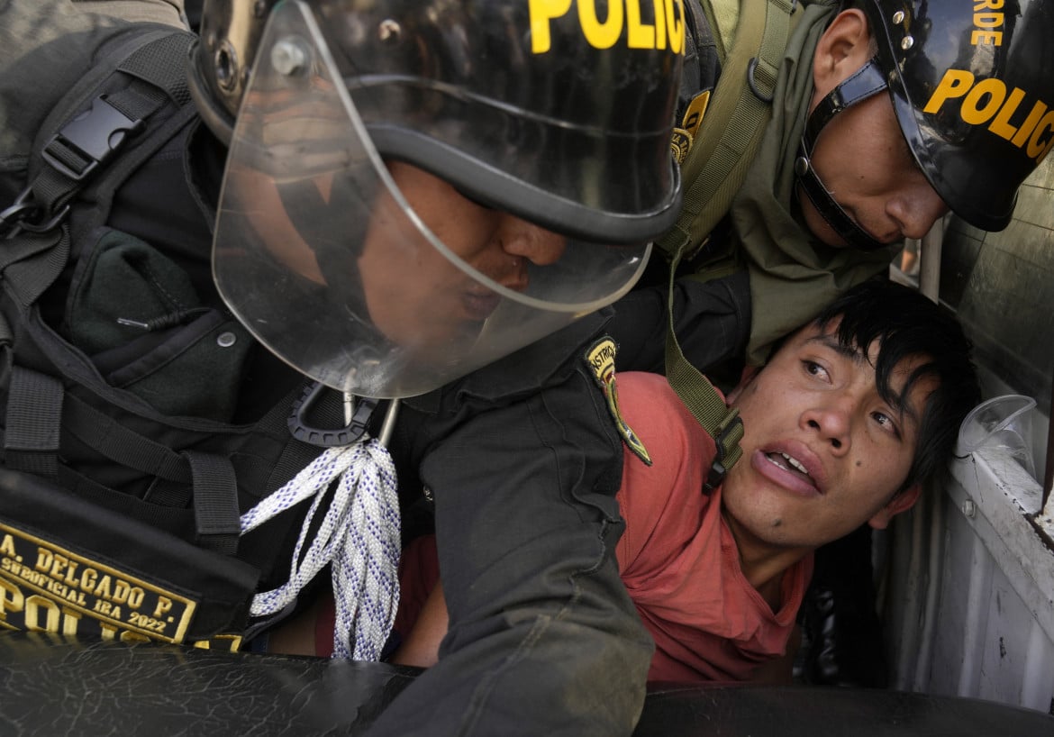 03-scontri-con-la-polizia-durante-le-manifestazioni-antigovernative-contro-la-presidente-peruviana-dina-boluarte-a-lima-in-peru-il-19-gennaio-2023-martin-mejia-ap