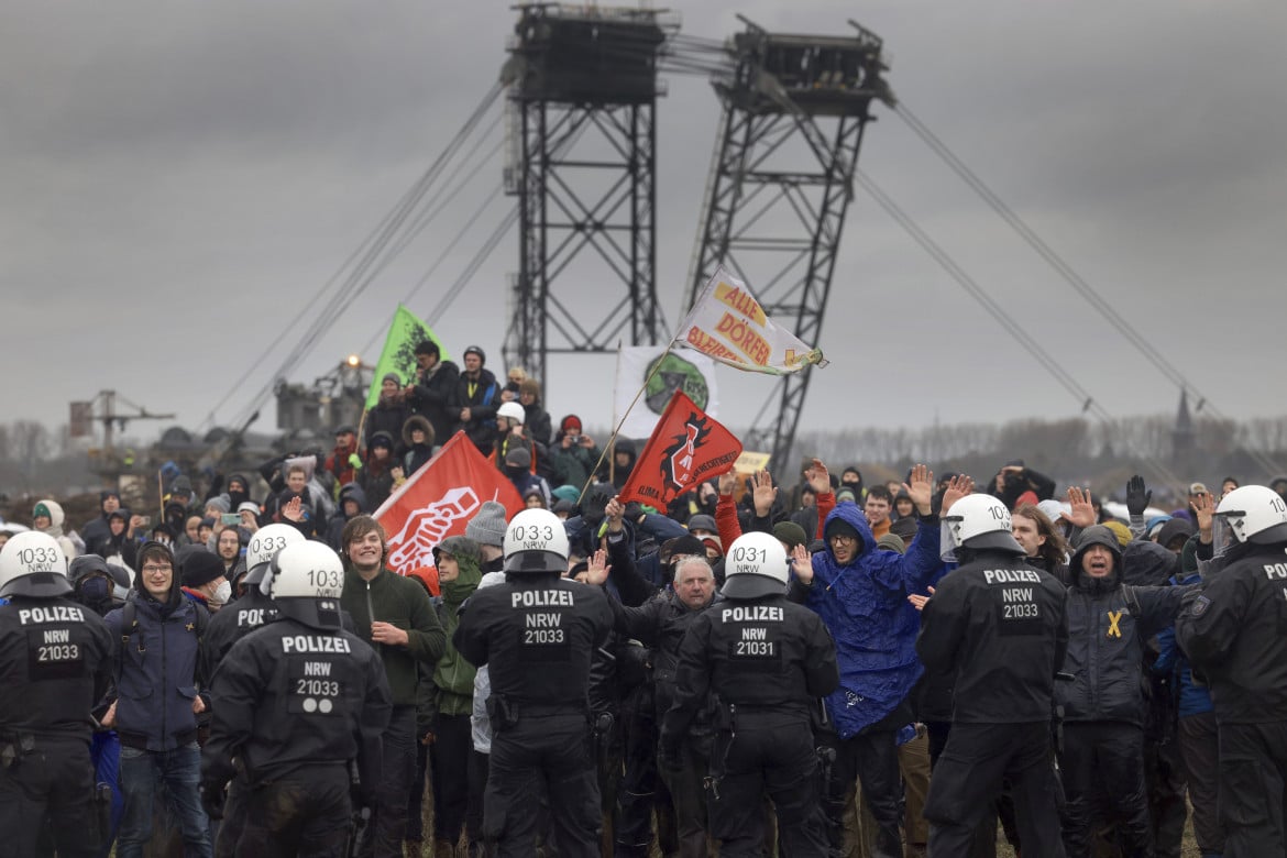 04-gli-agenti-di-polizia-bloccano-i-manifestanti-durante-la-proteste-alla-miniera-di-lignite-di-luetzerath-in-germania-il-14-gennaio-2023-oliver-berg-ap