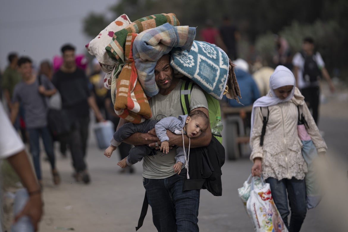 Palestinesi fuggono nel sud della Striscia di Gaza, 11 novembre (Fatima Shbair, Ap)