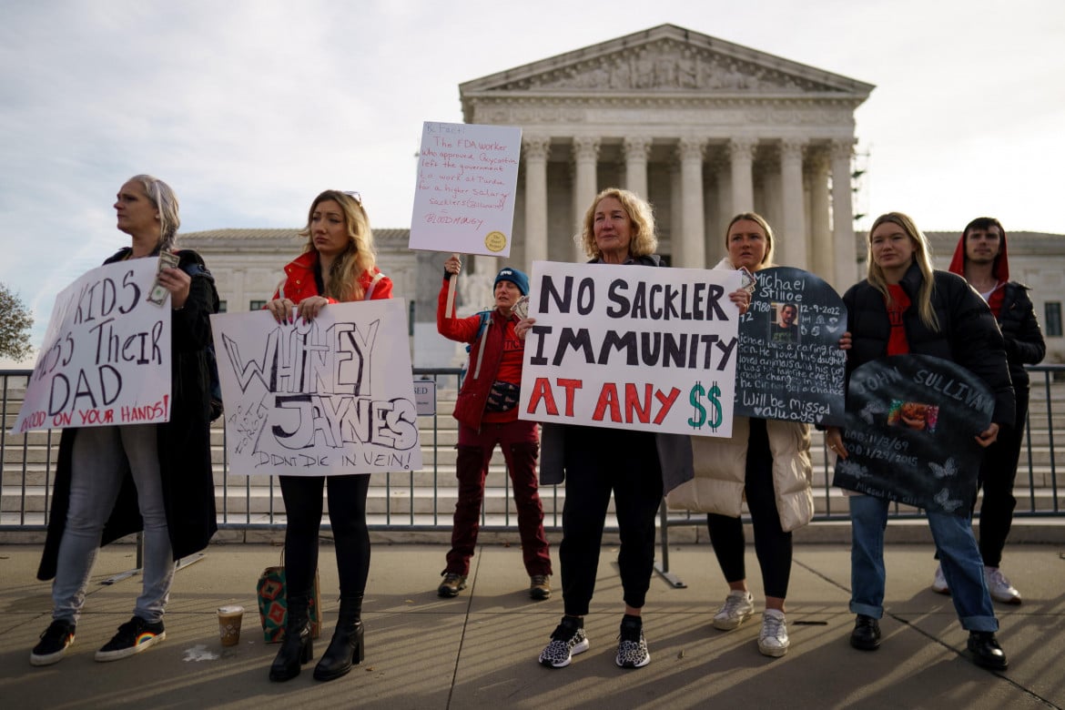 Attivisti e familiari di alcune vittime della crisi degli oppioidi si riuniscono davanti alla Corte Suprema degli Stati Uniti a Washington (Ansa)