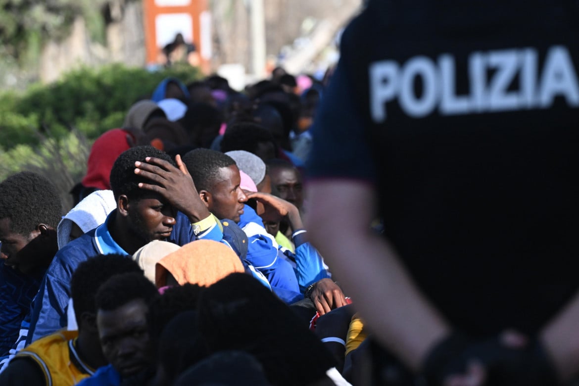 Un gruppo di migranti al loro arrivo a Lampedusa foto Ansa
