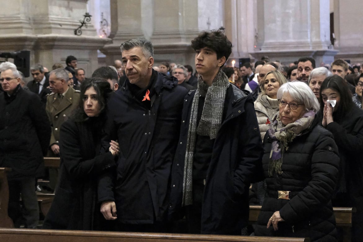 La famiglia Cecchettin in chiesa a Padova durante i funerali di Giulia, foto Ansa