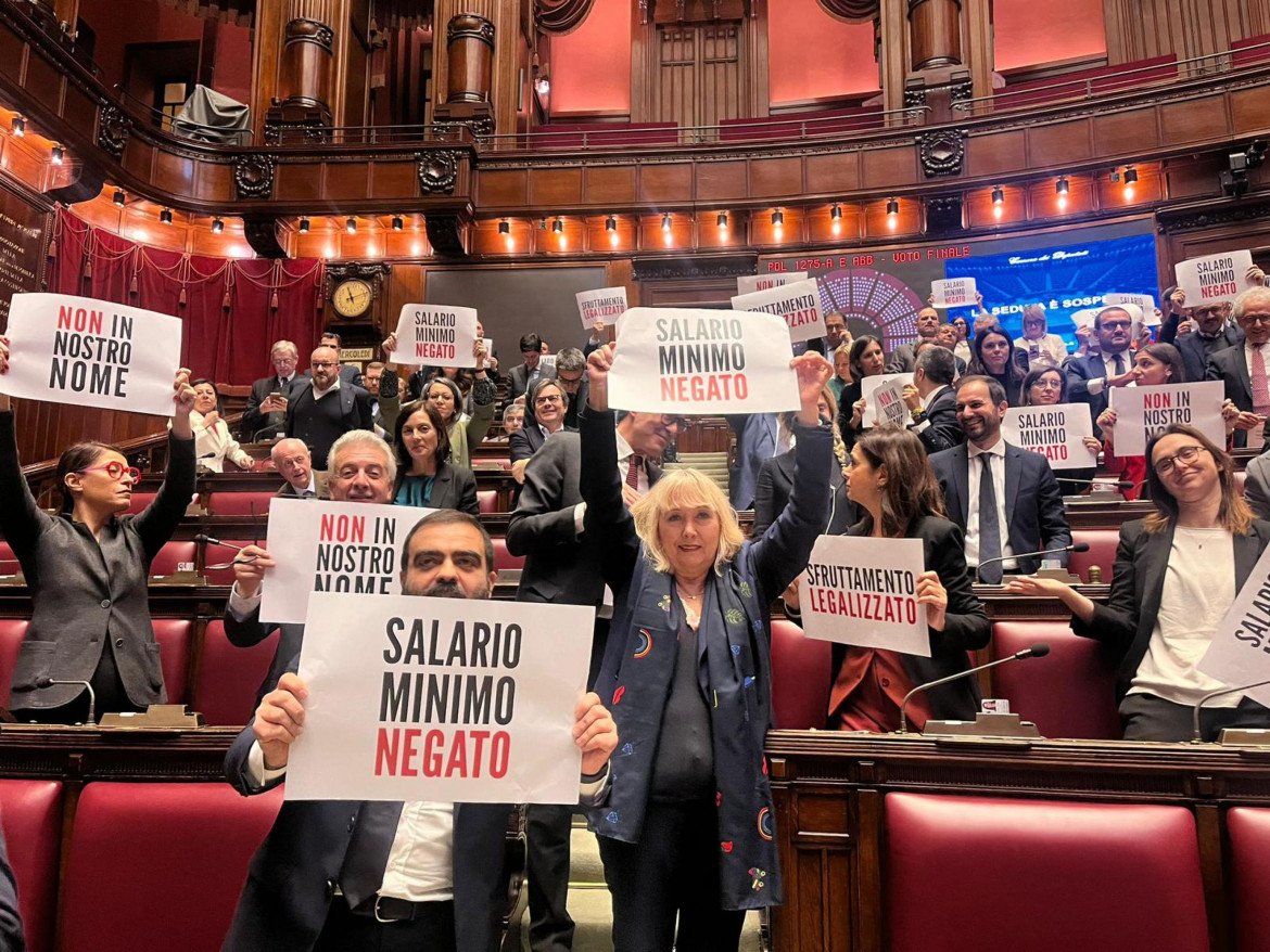 La protesta alla camera per la bocciatura del salario minimo foto Ansa