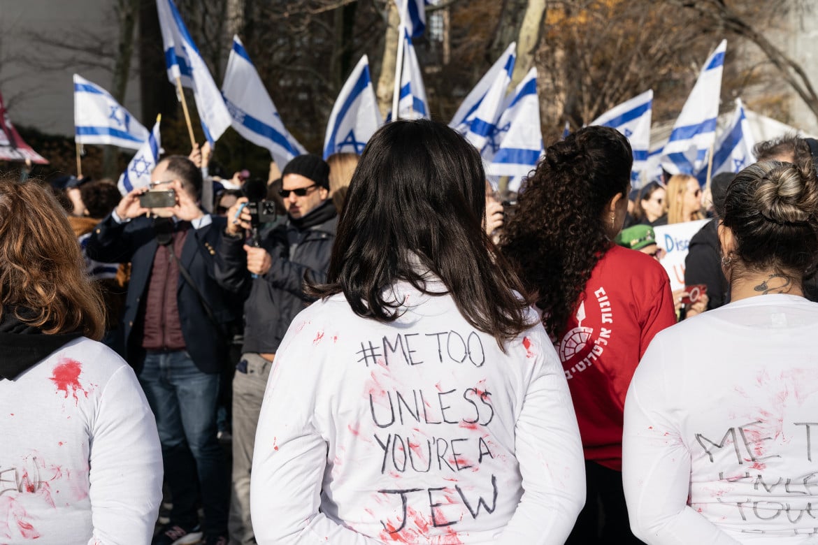ew York, la protesta di centinaia di donne in solidarietà con le israeliane vittima di stupro il 7 ottobre foto Lev Radin/VIEWpress
