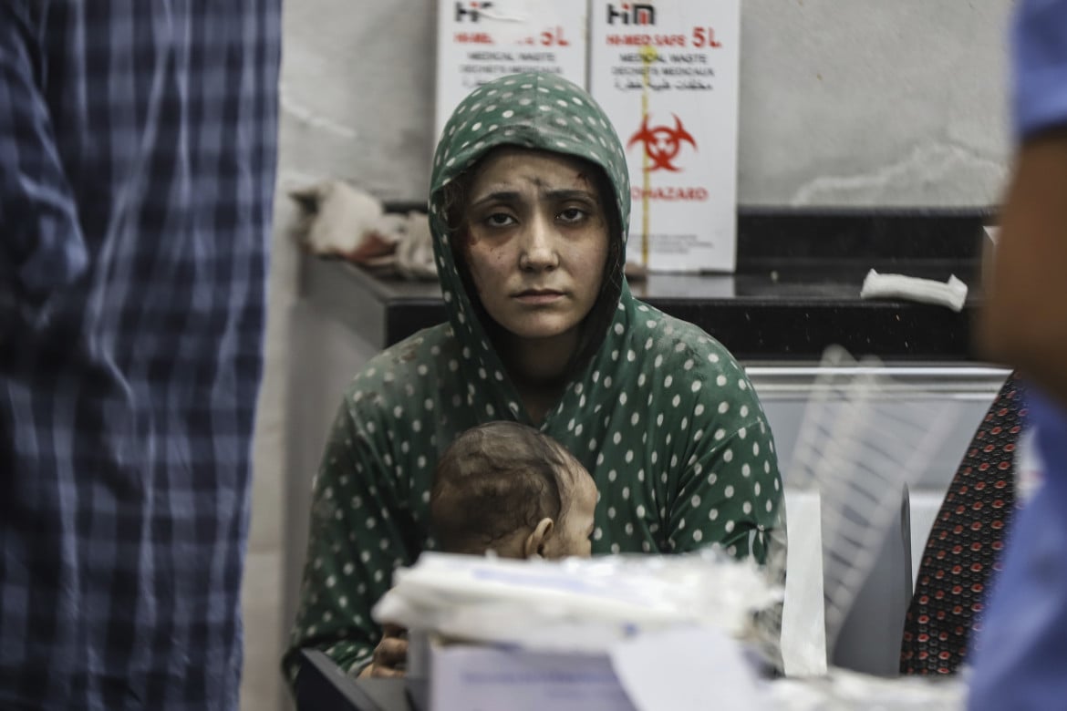 Madre e figlio feriti in un ospedale di Gaza foto Ap