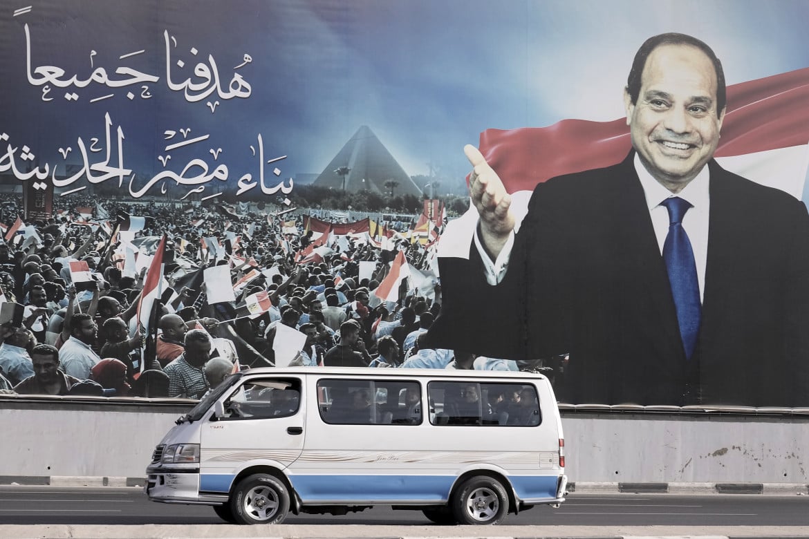 Un cartellone elettorale del presidente Abdel Fattah al-Sisi al Cairo foto Ap/Amr Nabil