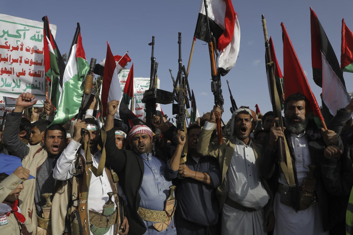Droni Houthi sul Mar Rosso, gli Usa pronti a inviare l’aviazione contro lo Yemen