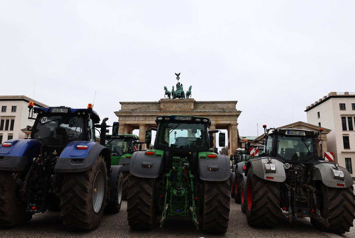 A Berlino arriva la protesta dei trattori, un’altra grana per il cancelliere Scholz