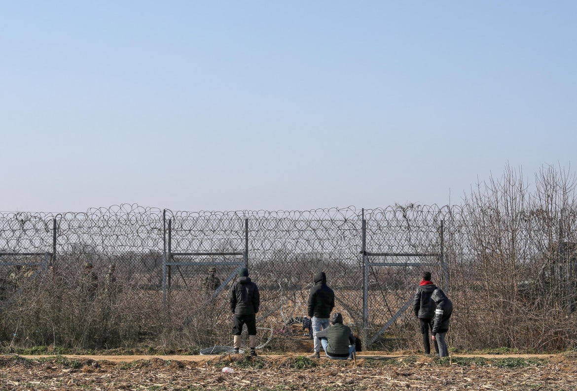 Un gruppo di migranti al confine greco, foto Ansa