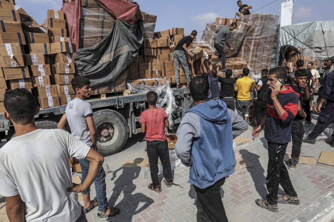 Aiuti in entrata al valico di Rafah foto Ap/Abed Rahim Khatib