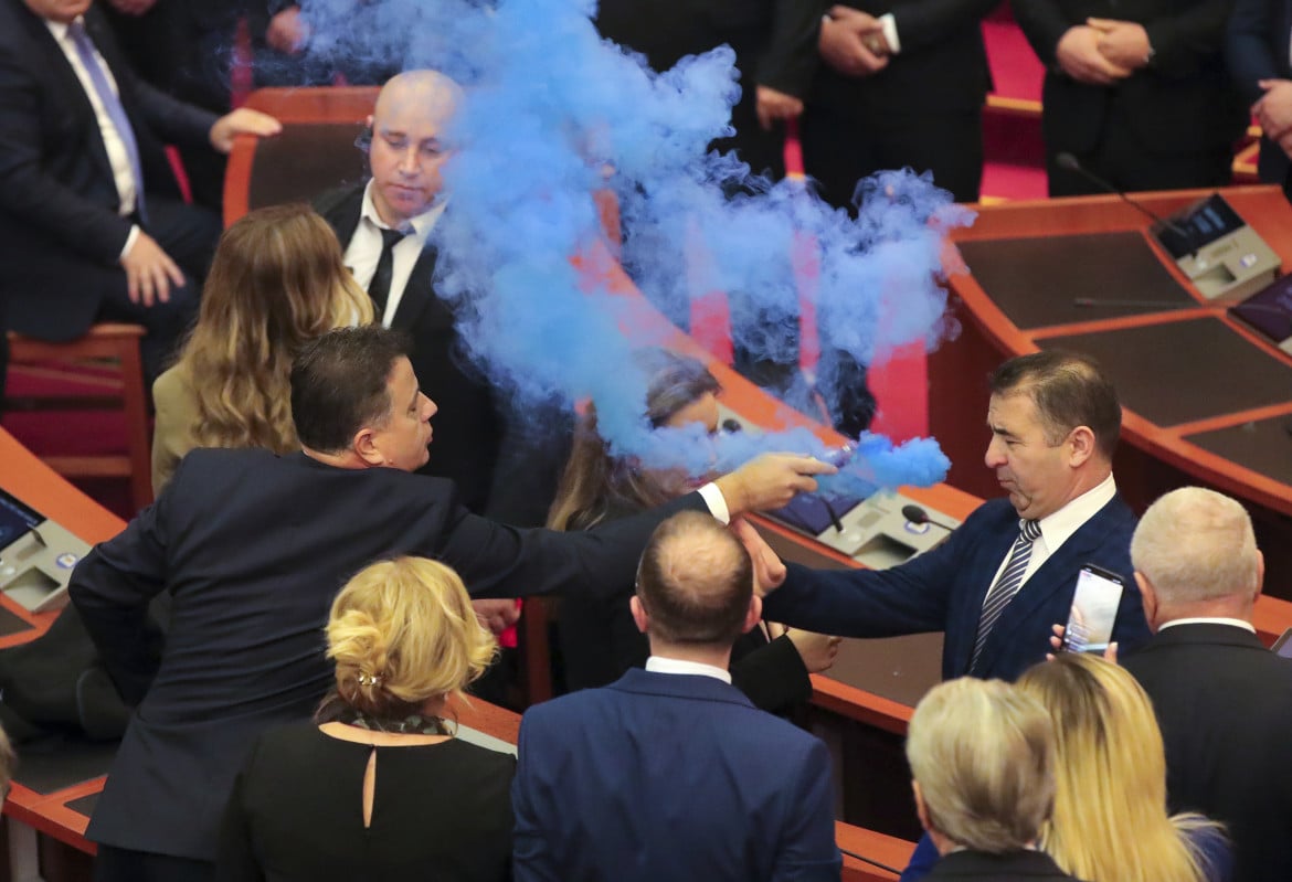 Fumogeni e caos nel parlamento albanese dopo la revoca dell'immunità a Sali Berisha, foto Ap