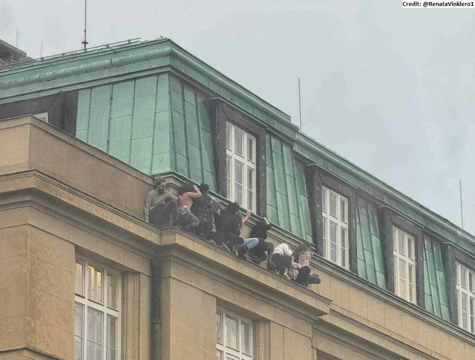 Praga, alcuni studenti universitari cercano di mettersi in salvo foto X /Renata Vinklero