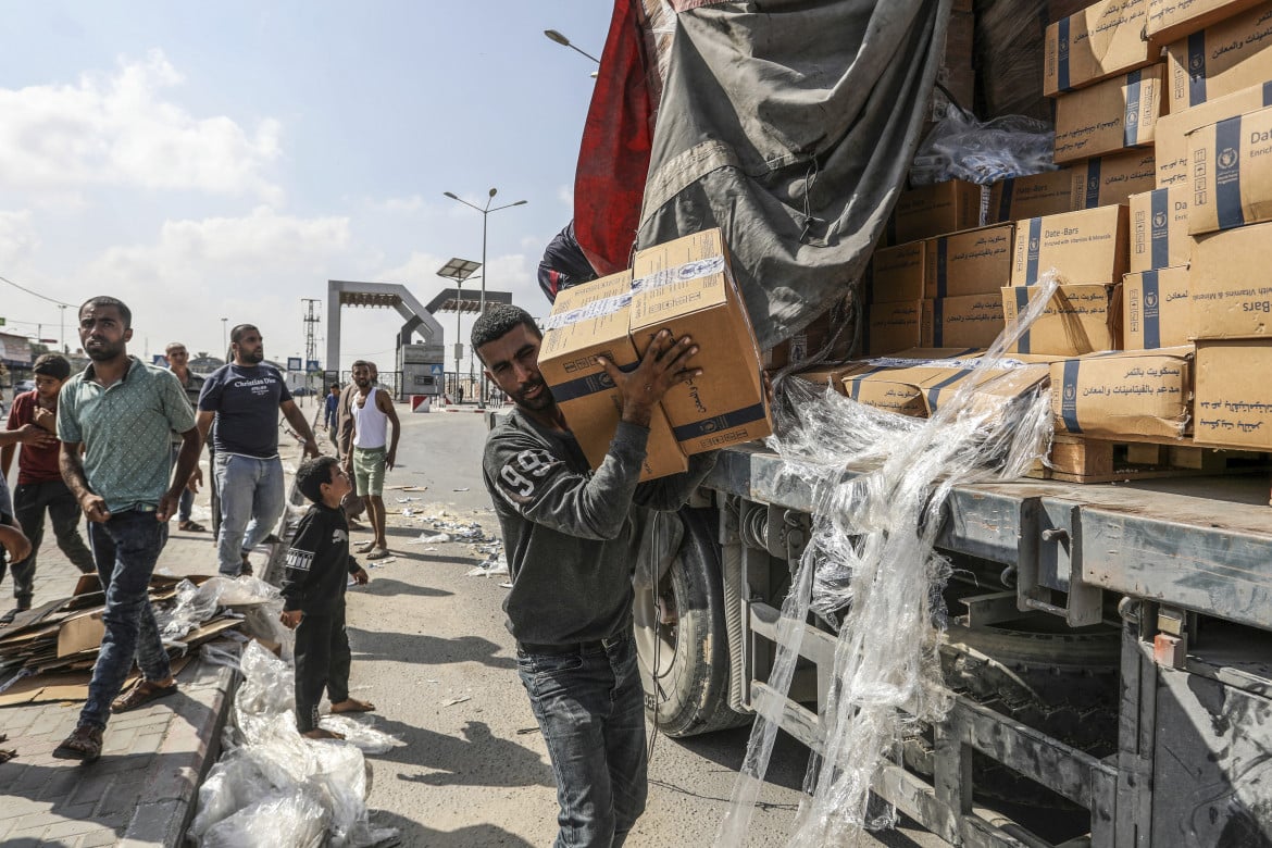 Un camion di aiuti umanitari entra a Gaza dal valico di Rafah foto Ap/Abed Rahim Khatib