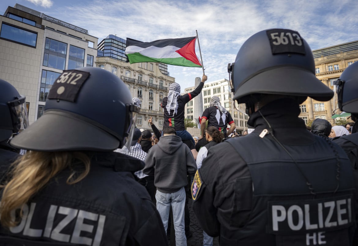 Manifestazione pro Palestina a Francoforte sul Meno foto Ap
