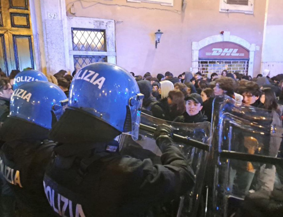 Manganellate della polizia contro gli studenti a Roma a Natale 2023