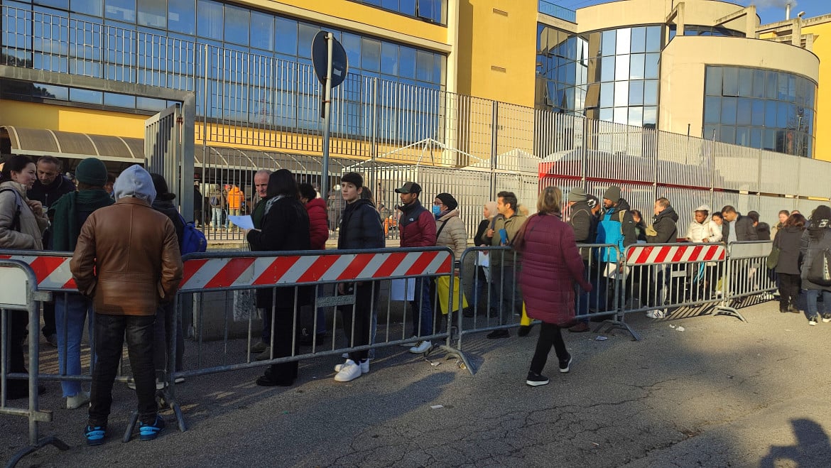 Stranieri in fila a Roma per il permesso di soggiorno foto Lidia Ginestra Giuffrida