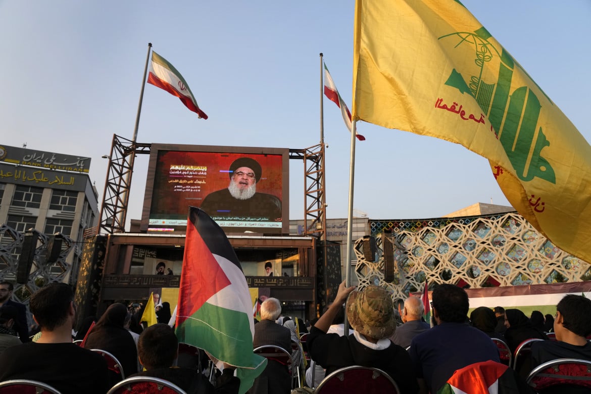 Beirut, sostenitori di Hezbollah durante un discorso di Nasrallah, tra le bandiere palestinesi Ap/Vahid Salemi