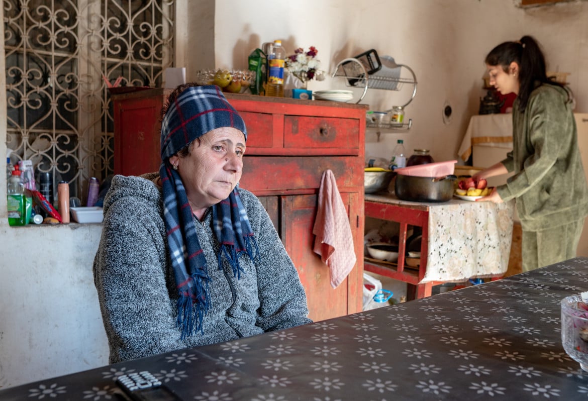 Gulnar e Venera, due rifugiate dell’Artsakh attualmente residenti nel villaggio di Kornidzor (foto di Marco Carlone)